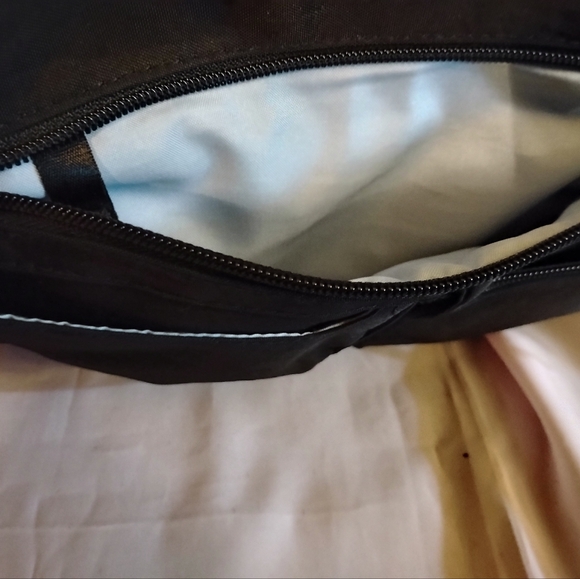 Baggallini crossbody bag in black and beautiful blue.. - Picture 8 of 9